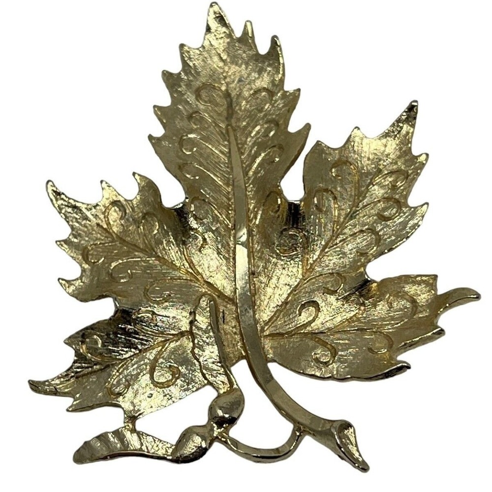 Vintage Maple Leaf Brooch‎ Gold Tone Textured Engraved Veins Pin